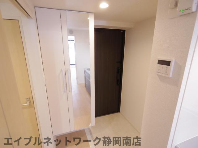 玄関　収納もある玄関です