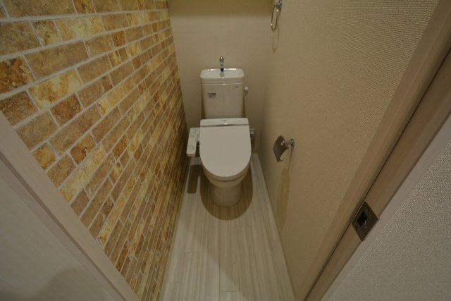 トイレ　温水洗浄便座付きのトイレです♪