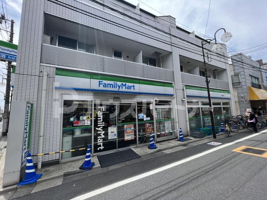 コンビニ　ファミリーマート丸萬千川駅前店（コンビニ）まで440m