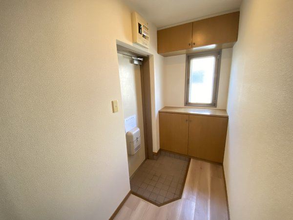 玄関　玄関の靴箱も収納力に優れています☆