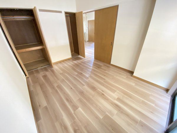 その他　こちらのお部屋にも収納があります