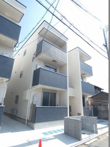建物外観　3階建ての木造の建物です。