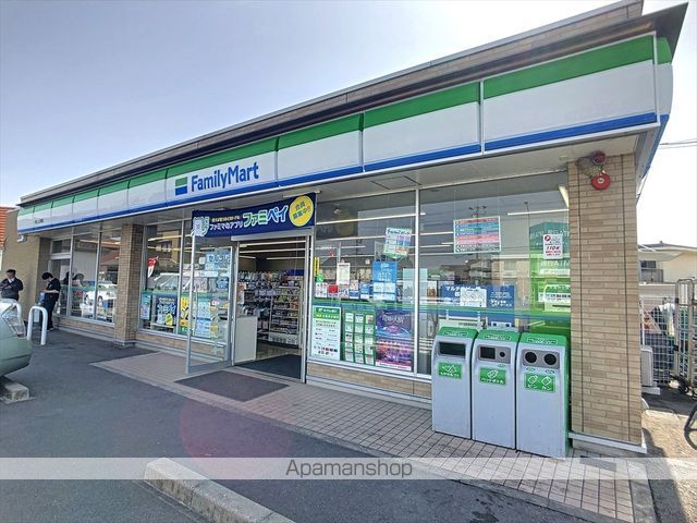 コンビニ　ファミリーマート（コンビニ）まで790m