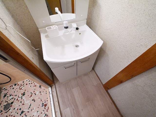 洗面設備　独立洗面台、朝の身支度には欠かせません