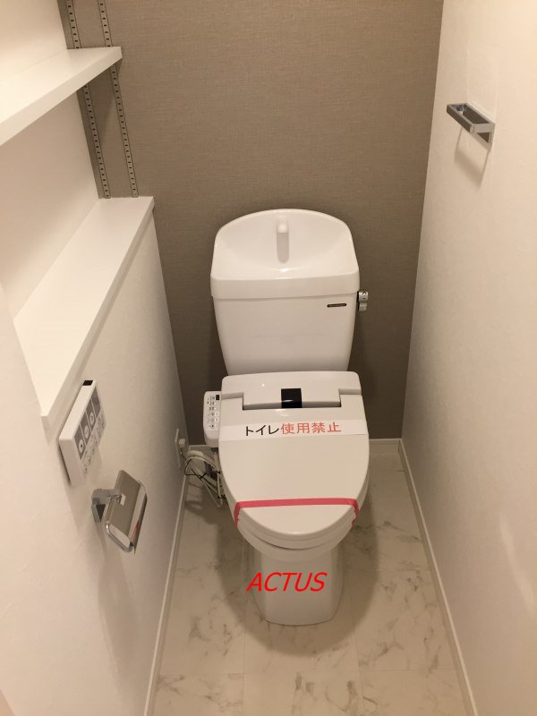トイレ　ウォシュレット完備+飾り棚が三段あります。