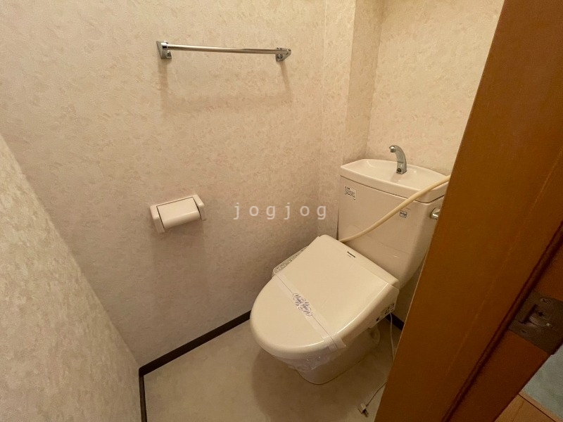 トイレ　嬉しい温水洗浄便座付きのトイレです。
