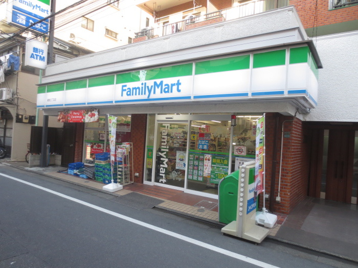コンビニ　ファミリーマート巣鴨３丁目店（コンビニ）まで129m