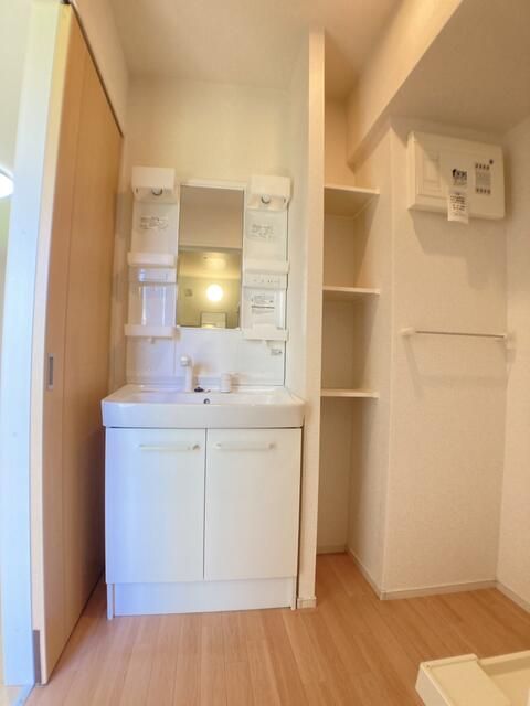 洗面設備　写真は別の部屋のものです。