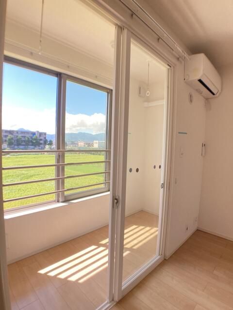 バルコニー　写真は別の部屋のものです。サンルームです♪
