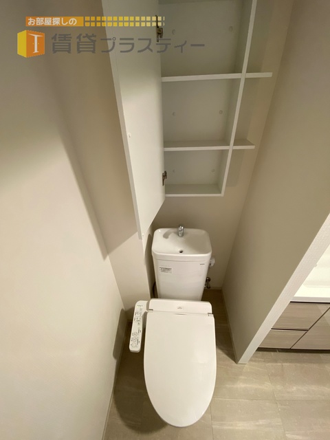 トイレ　上部棚付きで嬉しいですね