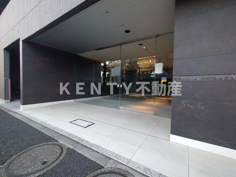 エントランス　落ち着いたエントランスです