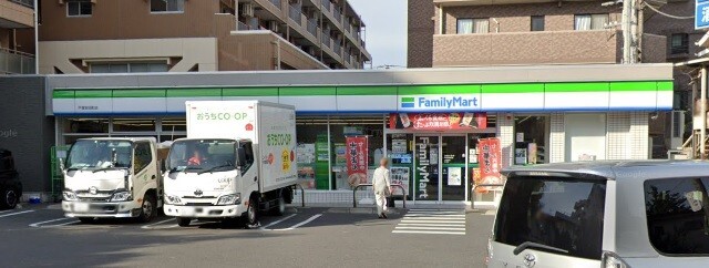コンビニ　ファミリーマート戸塚吉田町店（コンビニ）まで511m