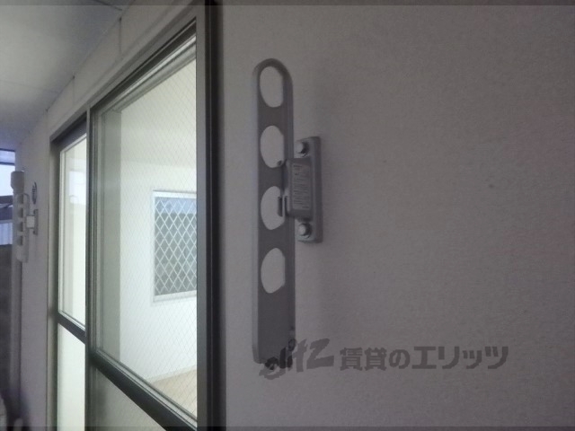バルコニー　物干し竿置