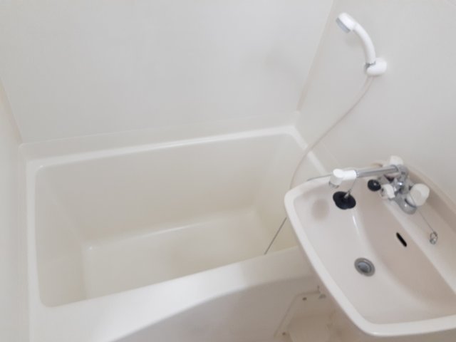 バス・シャワールーム　コンパクトで使いやすいお風呂です