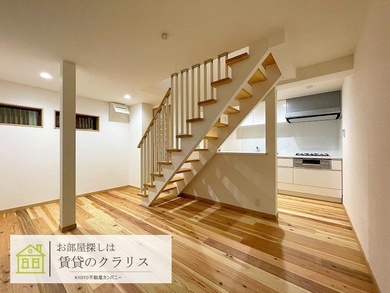 路地奥の現代風京町家の居間写真