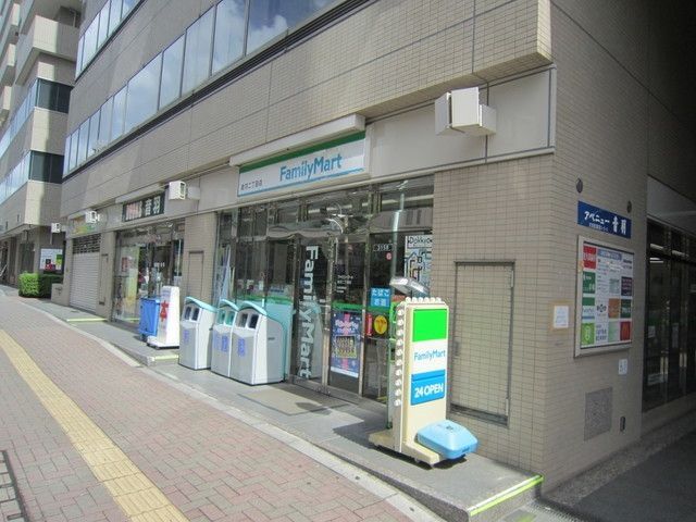 コンビニ　ファミリーマート新宿新小川町店（コンビニ）まで563m