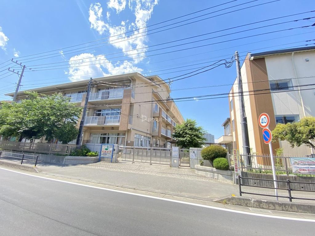 小学校　三郷市立新和小学校（小学校）まで520m