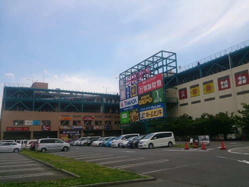 ショッピングセンター　SHOPS（ショッピングセンター）まで656m