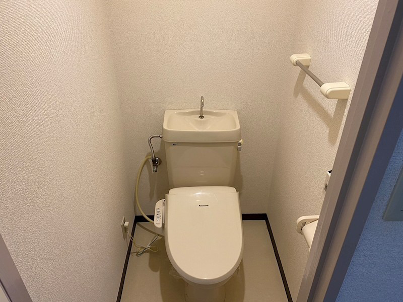 地下鉄烏丸線 四条駅 徒歩10分 7階建 築36年のトイレ写真