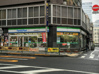 コンビニ　ファミリーマート 新宿御苑駅西店（コンビニ）まで621m