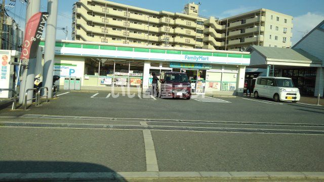 コンビニ　ファミリーマート トヨタくずは牧野店（コンビニ）まで387m