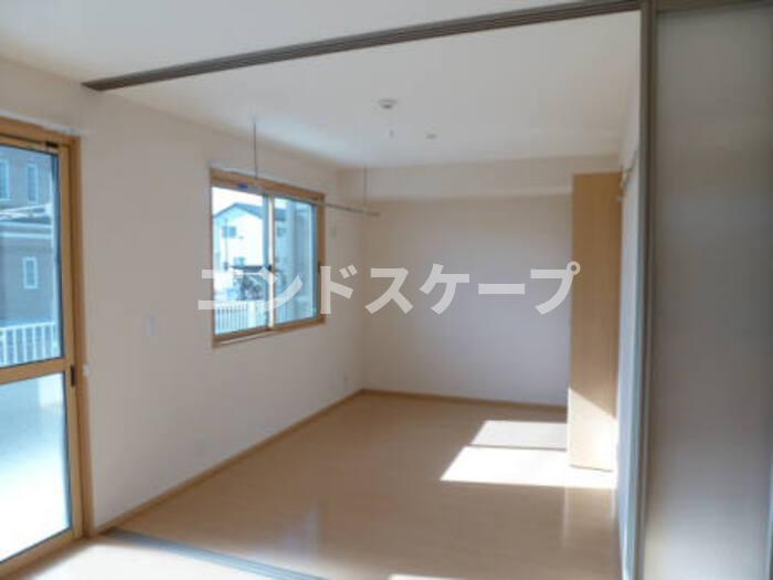 ＪＲ上越線 井野駅 徒歩9分 2階建 築17年の居間写真