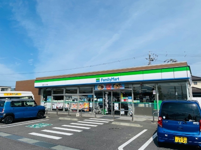 コンビニ　ファミリーマート鈴鹿サーキット前店（コンビニ）まで487m