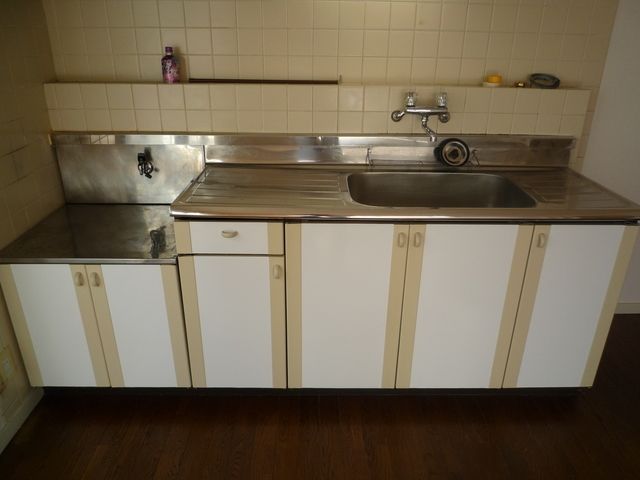 キッチン　掲載の写真は同仕様の別のお部屋の写真です。