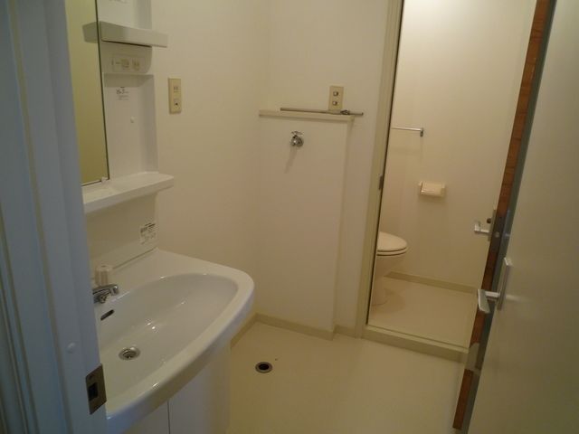 洗面設備　掲載の写真は同仕様の別のお部屋の写真です。