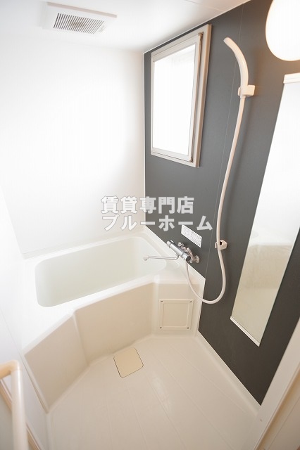 バス・シャワールーム　小窓付きで換気しやすい！