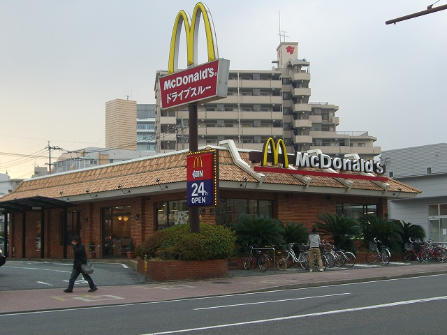 飲食店　マクドナルド到津店（飲食店）まで555m