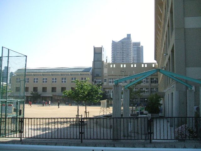 【神戸市灘区記田町のマンションの小学校】