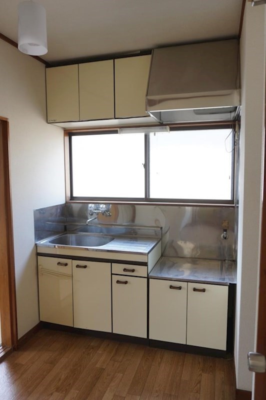 キッチン　窓があり明るいキッチン