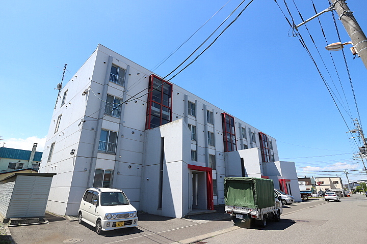 札幌市白石区菊水元町八条のマンションの建物外観