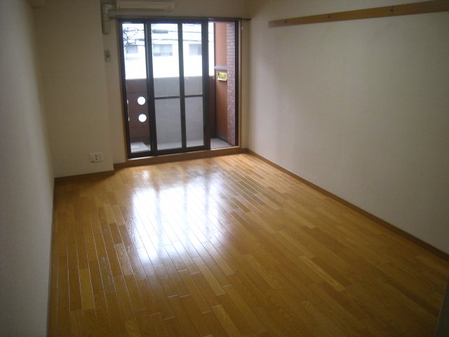 居室・リビング　同物件、別号室のものです。