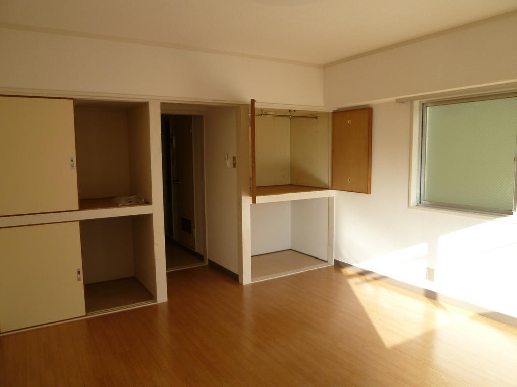 収納　お部屋に収納2箇所あります。