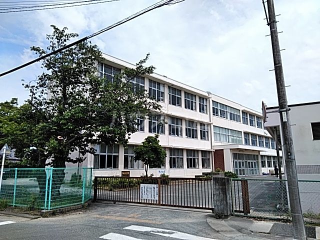 【浜松市中央区曳馬のマンションの小学校】