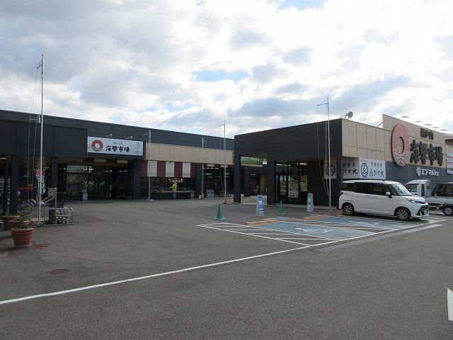 【松山市高岡町のアパートのスーパー】