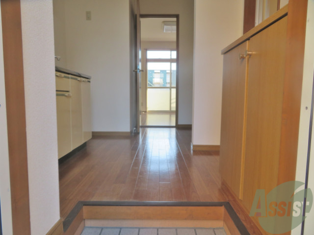 玄関　玄関からは広さのあるキッチンスペースが広がり