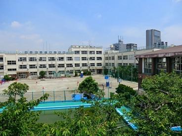 【足立区千住緑町のアパートの小学校】