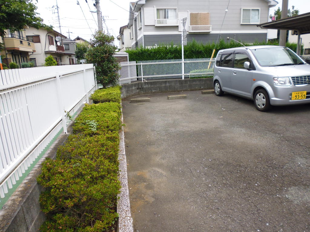 【三鷹市上連雀のアパートの駐車場】