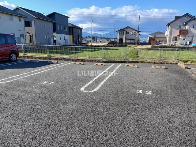 【員弁郡東員町大字六把野新田のアパートの駐車場】