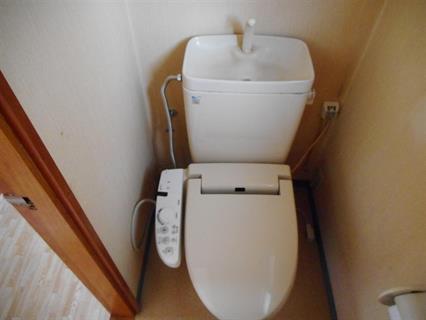 トイレ　温水洗浄便座です