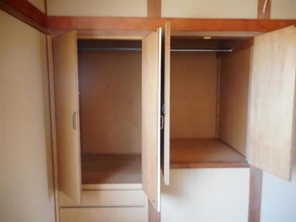 収納　ハンガー掛けついてます