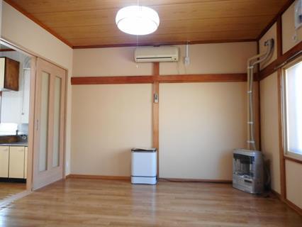 居室・リビング　エアコン・ストーブついてます