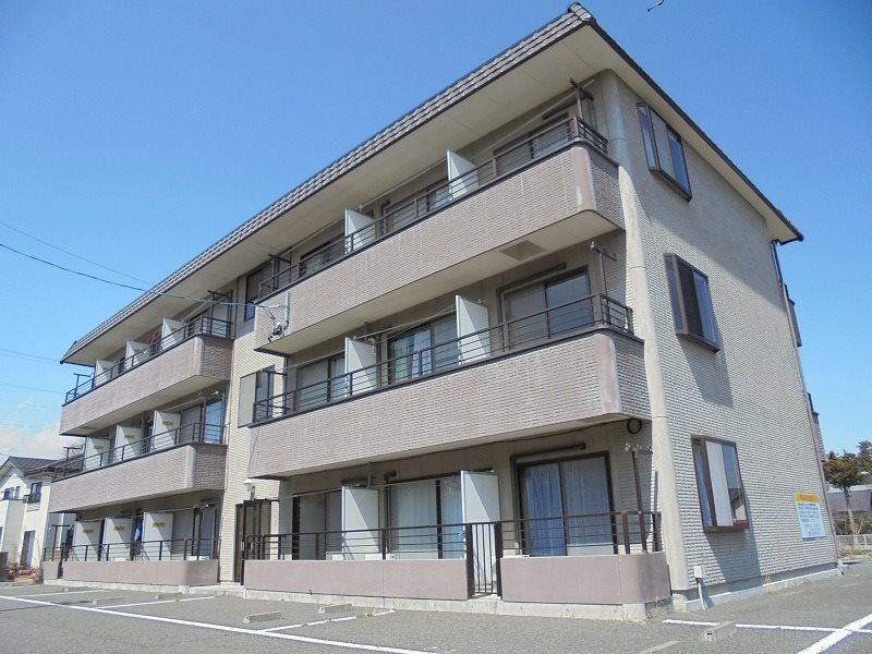 松本市大字新村のマンションの建物外観