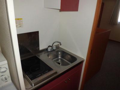 キッチン　掃除のしやすいフラット電気コンロ付ミニキッチン。