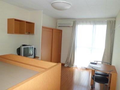 居室・リビング　ホワイトとメイプルを基調とした明るい室内です。