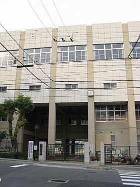 【神戸市灘区新在家南町のマンションの中学校】