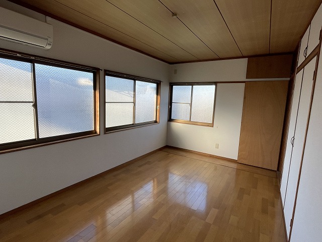 居室・リビング　窓数が多く　最上階の角部屋です